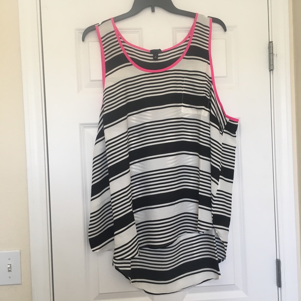 Size 2 or 4 Torrid Black White Sleeveless Top